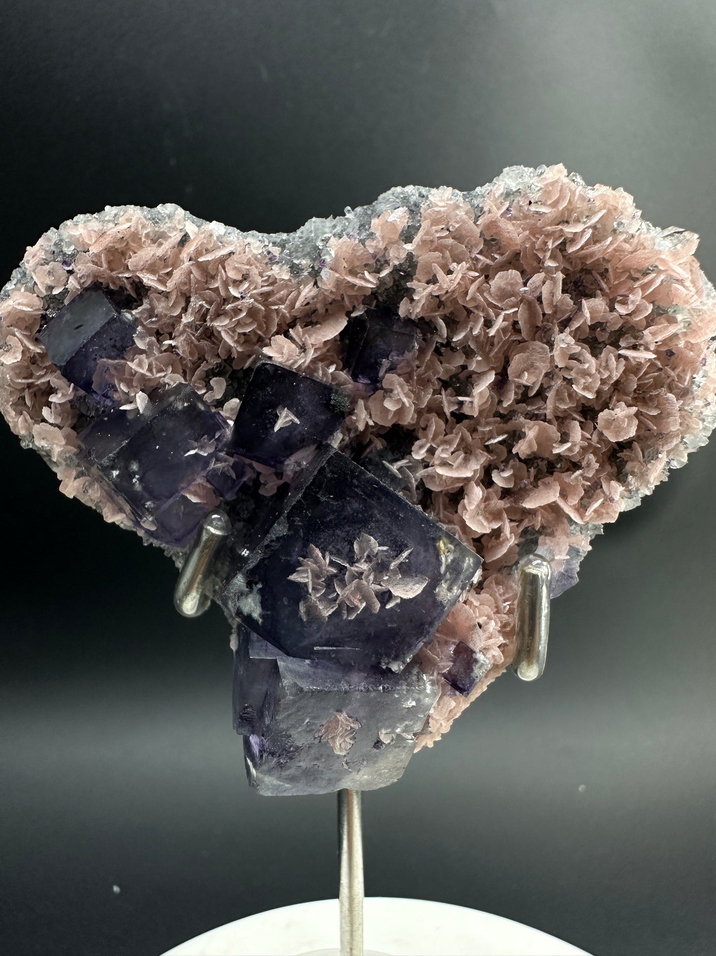 Symbiosis of manganese ore and fluorite