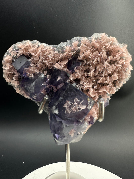 Symbiosis of manganese ore and fluorite