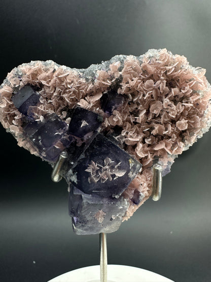 Symbiosis of manganese ore and fluorite