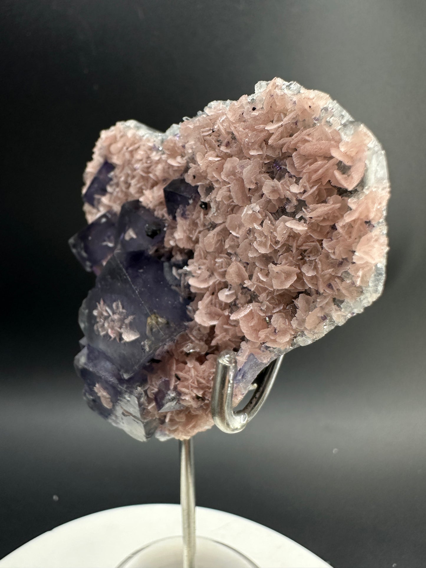 Symbiosis of manganese ore and fluorite