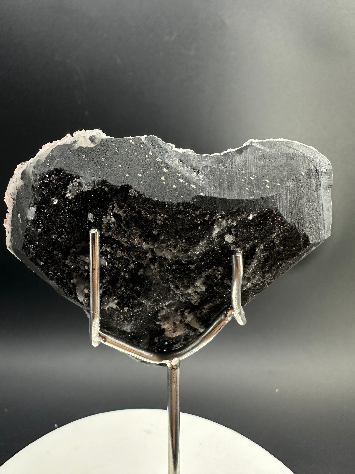 Symbiosis of manganese ore and fluorite